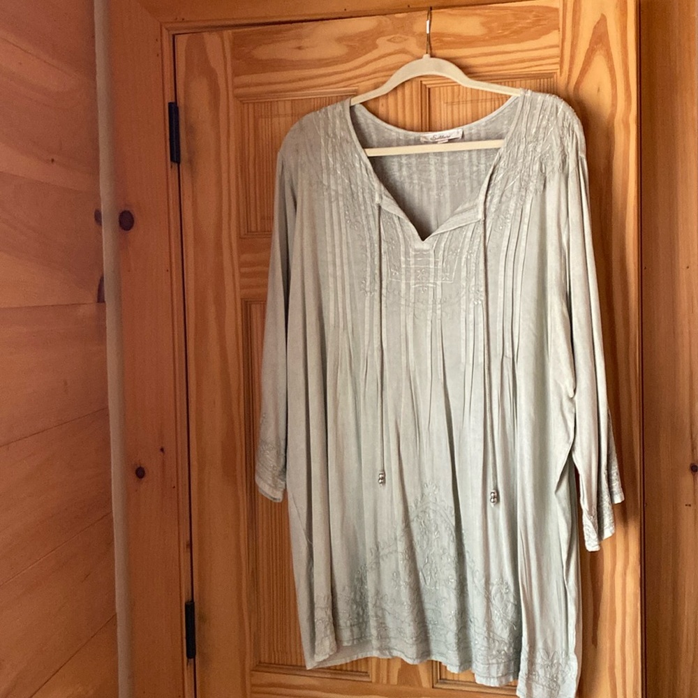 Solitaire brand light green tunic top